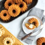 Molde Anniversary Bundtlette Gold - Nordic Ware. - Imagen 2